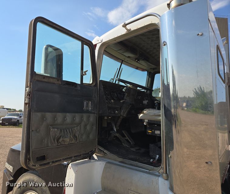 image for item DY1118 1994 Kenworth T600B water truck