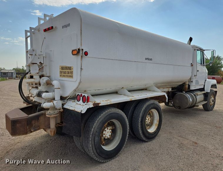 image for item DY1119 1989 Freightliner FLC11264 water truck