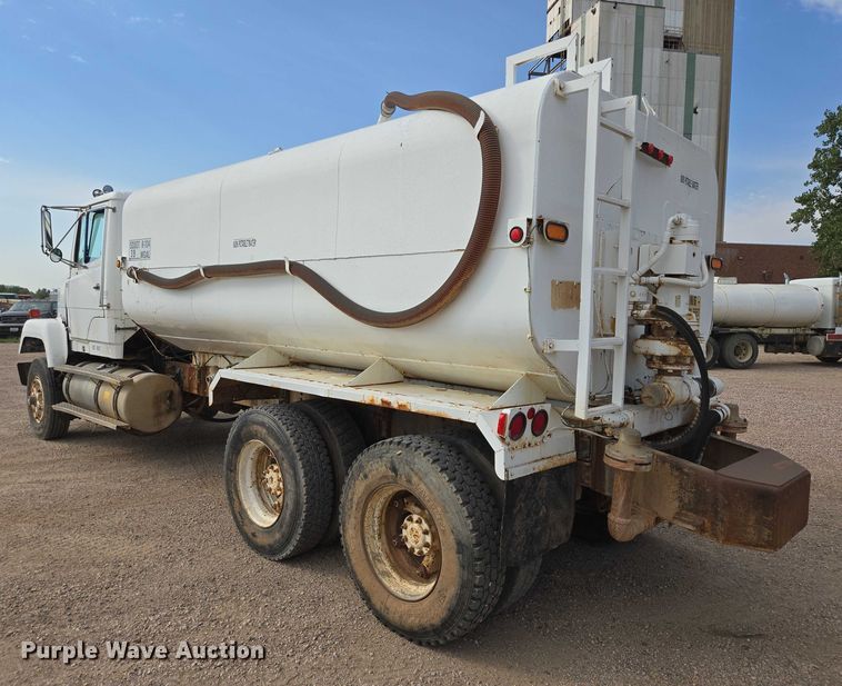 image for item DY1119 1989 Freightliner FLC11264 water truck