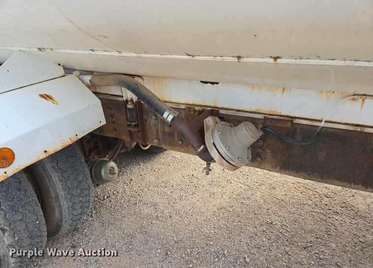 image for item DY1119 1989 Freightliner FLC11264 water truck