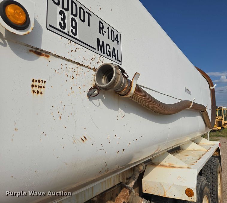 image for item DY1119 1989 Freightliner FLC11264 water truck