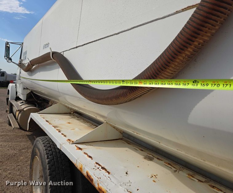 image for item DY1119 1989 Freightliner FLC11264 water truck