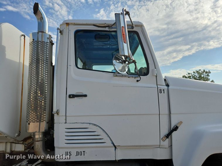 image for item DY1119 1989 Freightliner FLC11264 water truck