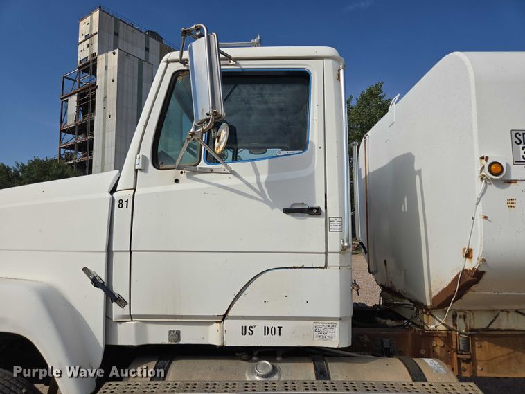 image for item DY1119 1989 Freightliner FLC11264 water truck