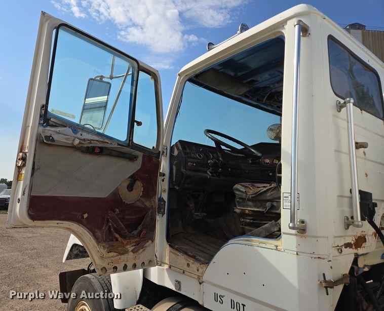 image for item DY1119 1989 Freightliner FLC11264 water truck