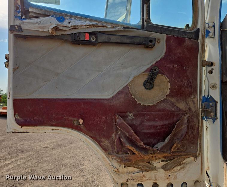 image for item DY1119 1989 Freightliner FLC11264 water truck