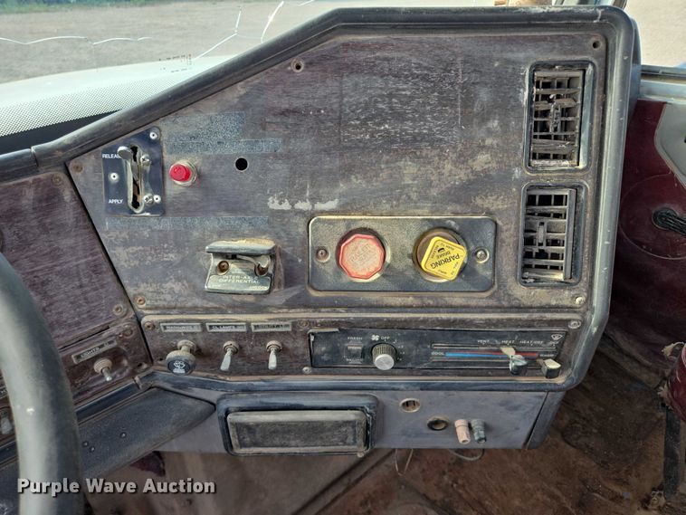 image for item DY1119 1989 Freightliner FLC11264 water truck