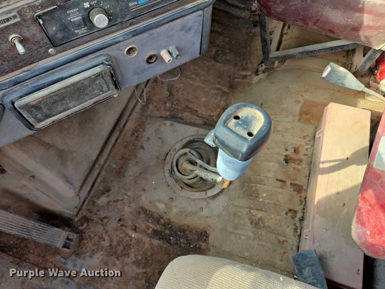 image for item DY1119 1989 Freightliner FLC11264 water truck