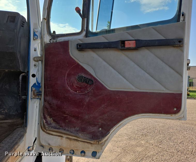 image for item DY1119 1989 Freightliner FLC11264 water truck