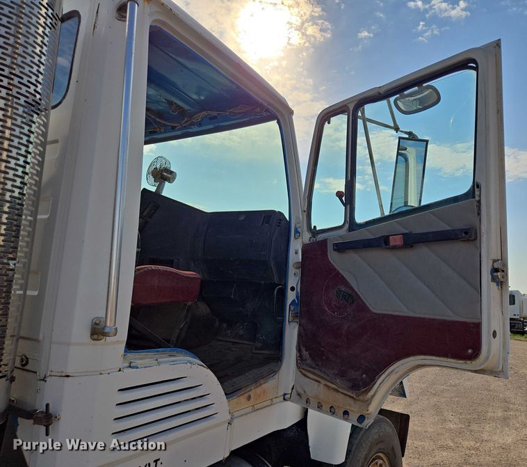 image for item DY1119 1989 Freightliner FLC11264 water truck