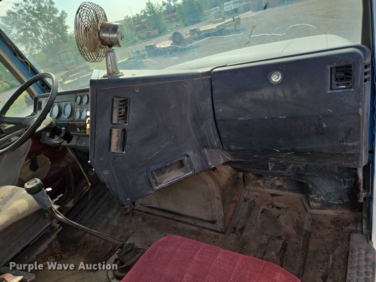 image for item DY1119 1989 Freightliner FLC11264 water truck