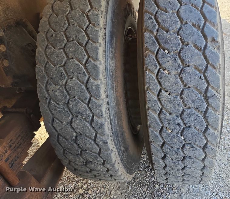 image for item DY1119 1989 Freightliner FLC11264 water truck