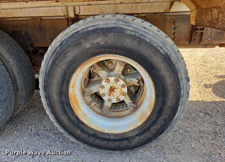 image for item DY1119 1989 Freightliner FLC11264 water truck