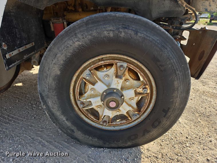 image for item DY1119 1989 Freightliner FLC11264 water truck