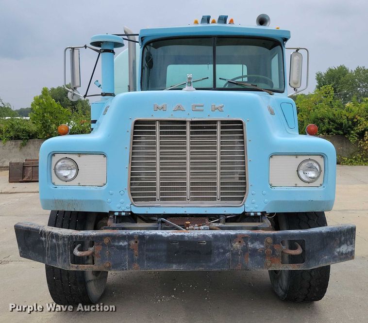image for item DZ6487 1972 Mack DM-600 water truck