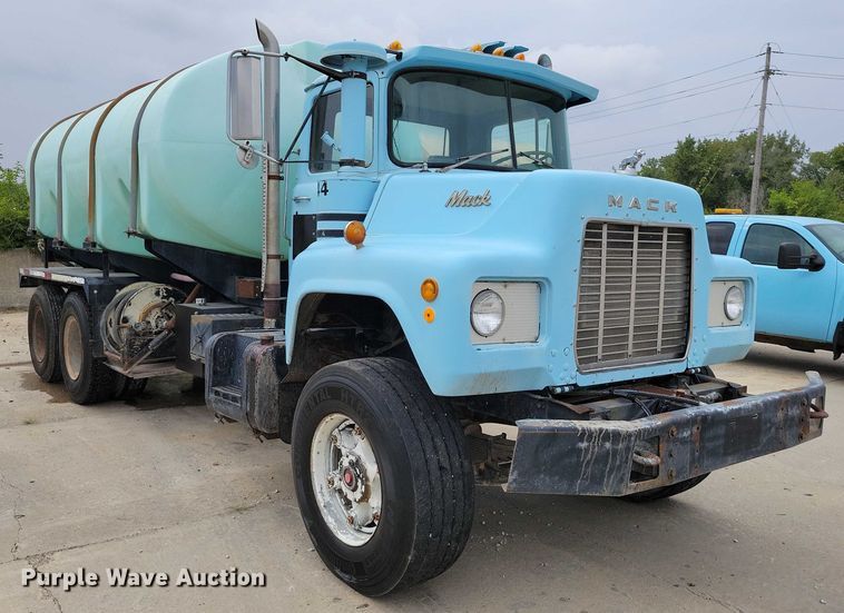 image for item DZ6487 1972 Mack DM-600 water truck