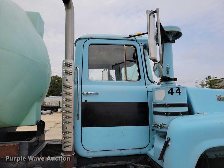 image for item DZ6487 1972 Mack DM-600 water truck