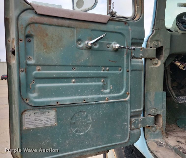 image for item DZ6487 1972 Mack DM-600 water truck