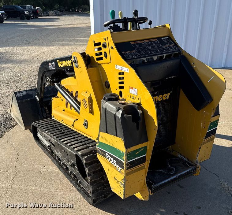 image for item DZ8931 2016 Vermeer S725TX compact utility loader