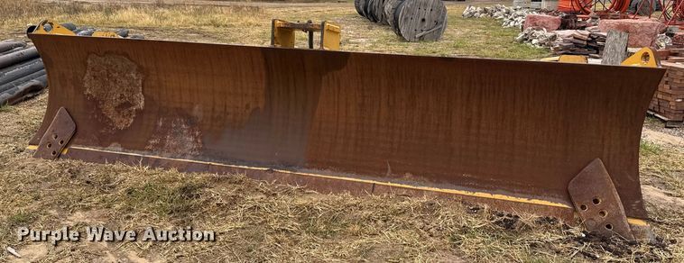 image for item DZ8953 Caterpillar dozer blade