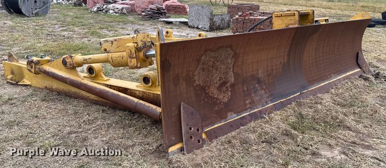 image for item DZ8953 Caterpillar dozer blade
