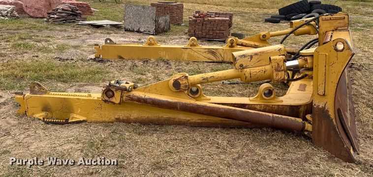 image for item DZ8953 Caterpillar dozer blade