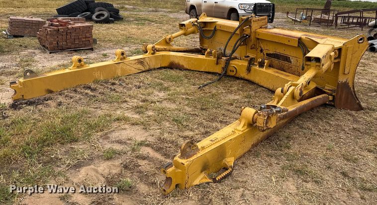 image for item DZ8953 Caterpillar dozer blade