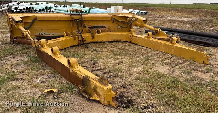 image for item DZ8953 Caterpillar dozer blade
