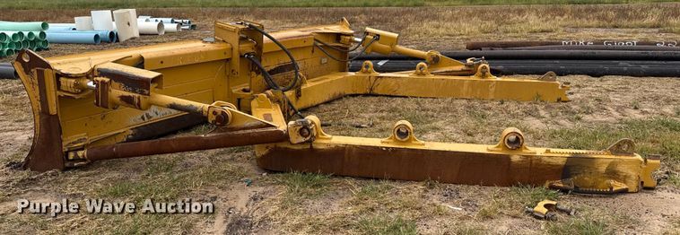 image for item DZ8953 Caterpillar dozer blade