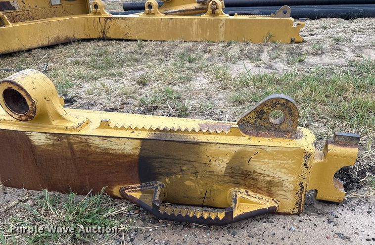 image for item DZ8953 Caterpillar dozer blade