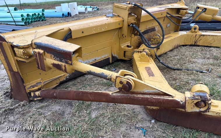 image for item DZ8953 Caterpillar dozer blade