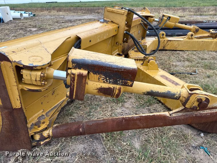 image for item DZ8953 Caterpillar dozer blade