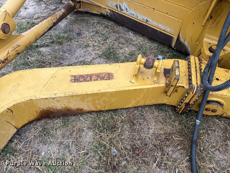image for item DZ8953 Caterpillar dozer blade
