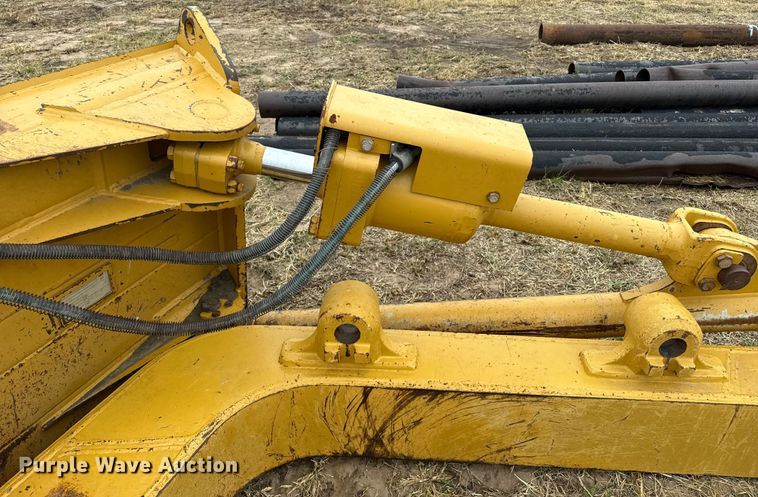 image for item DZ8953 Caterpillar dozer blade