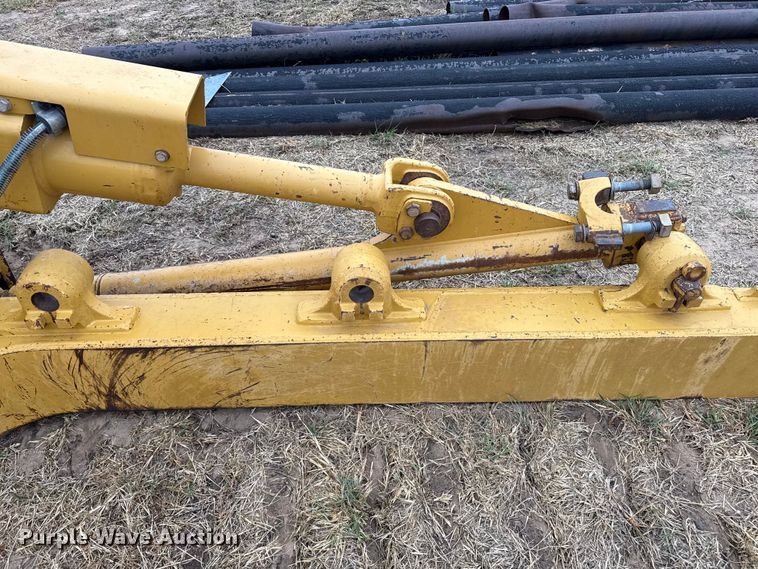 image for item DZ8953 Caterpillar dozer blade