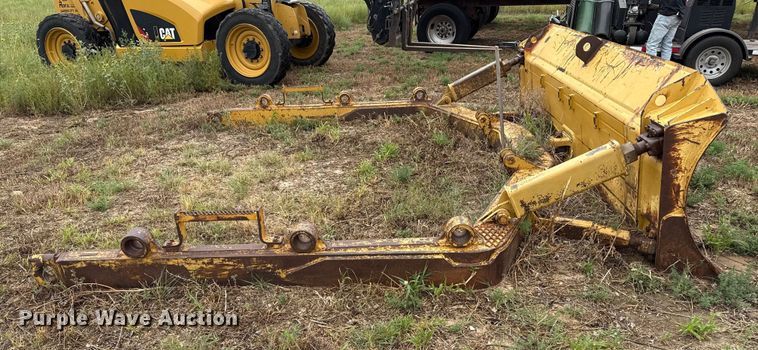 image for item DZ8960 Caterpillar dozer blade
