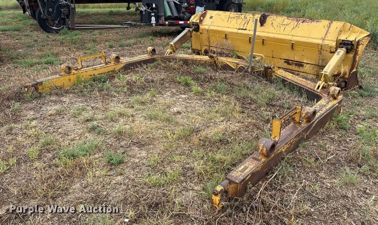 image for item DZ8960 Caterpillar dozer blade