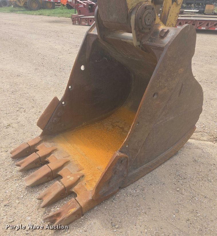 image for item EB0999 1997 Caterpillar 330B L excavator