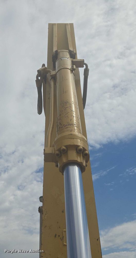 image for item EB0999 1997 Caterpillar 330B L excavator