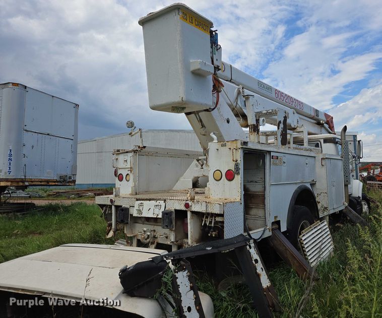 image for item EB1008 1993 International 4900 4x2 bucket truck