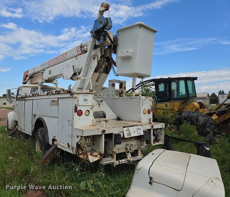 image for item EB1008 1993 International 4900 4x2 bucket truck