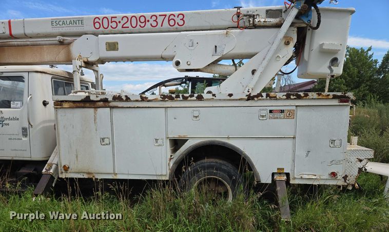 image for item EB1008 1993 International 4900 4x2 bucket truck