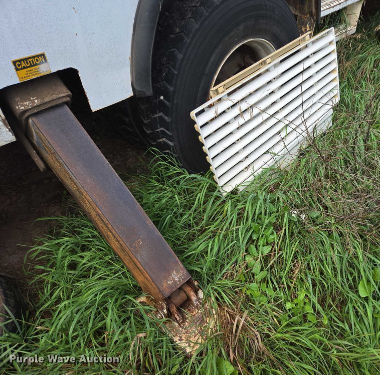 image for item EB1008 1993 International 4900 4x2 bucket truck