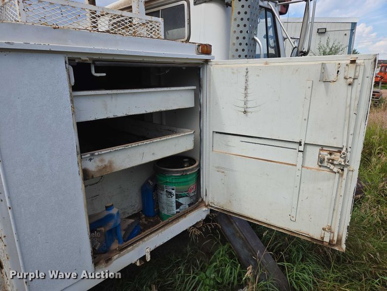 image for item EB1008 1993 International 4900 4x2 bucket truck