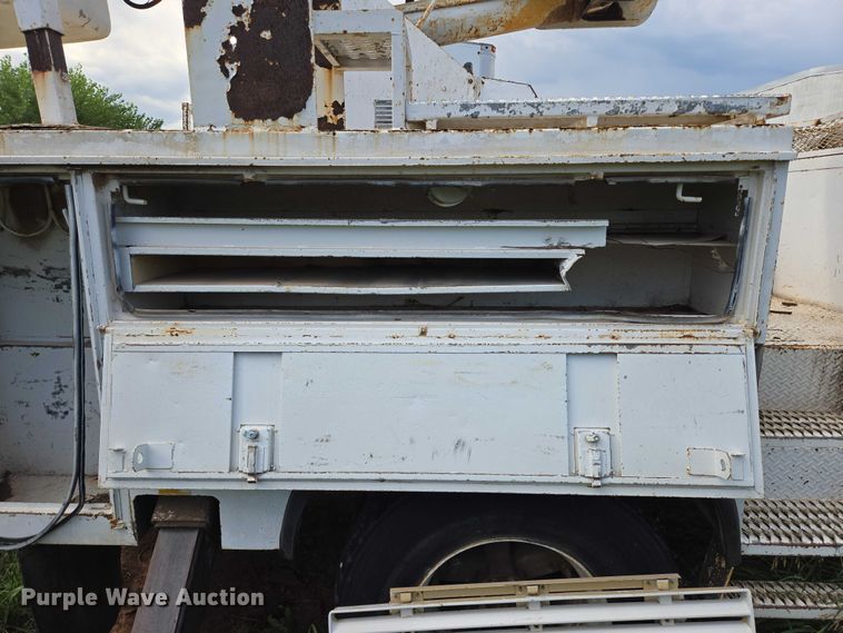 image for item EB1008 1993 International 4900 4x2 bucket truck