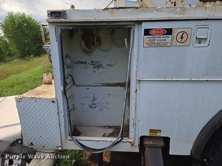 image for item EB1008 1993 International 4900 4x2 bucket truck