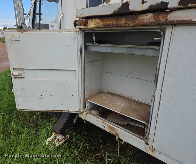 image for item EB1008 1993 International 4900 4x2 bucket truck