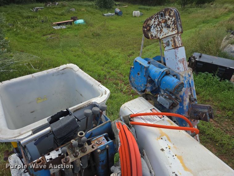 image for item EB1008 1993 International 4900 4x2 bucket truck