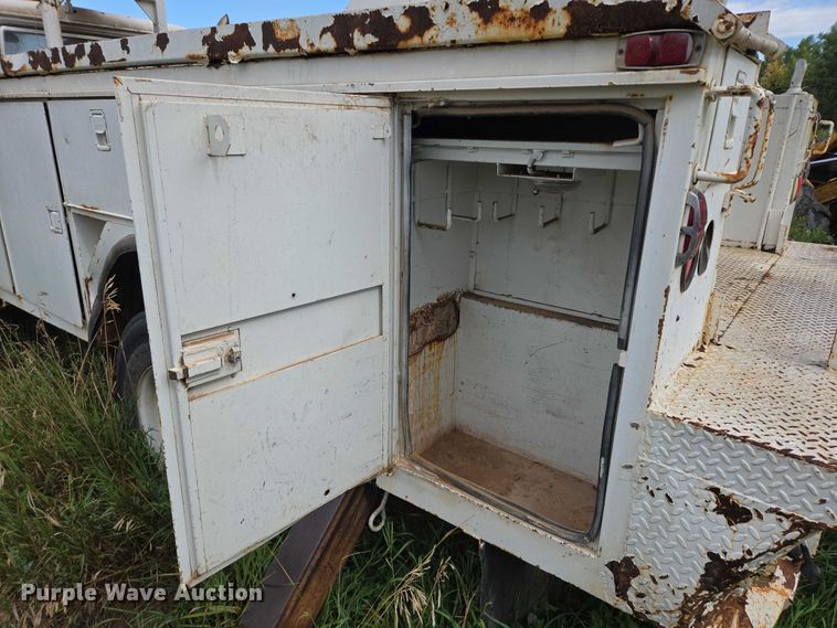 image for item EB1008 1993 International 4900 4x2 bucket truck