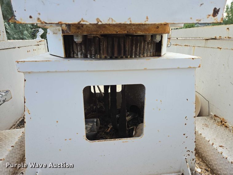 image for item EB1008 1993 International 4900 4x2 bucket truck